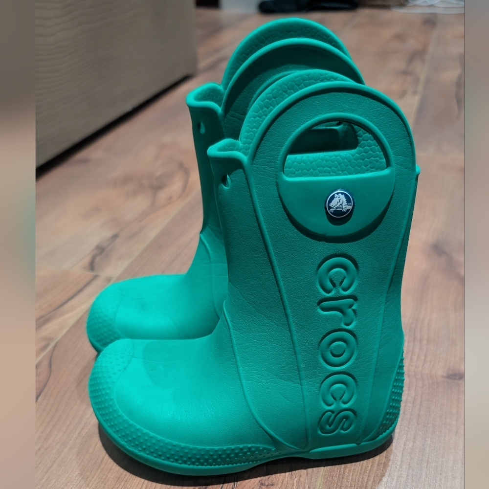 Green size 9 crocs
